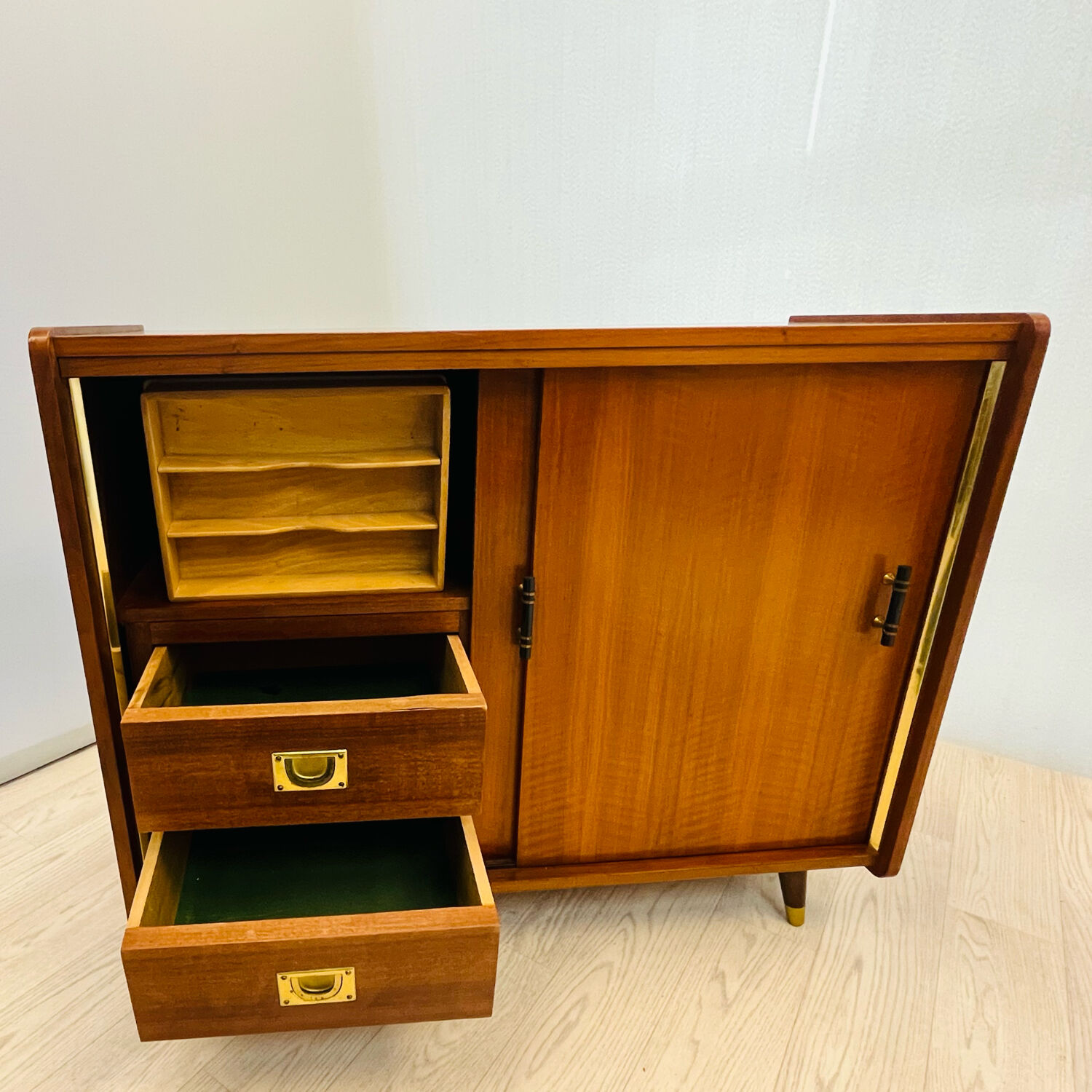 Cabinet with sliding doors