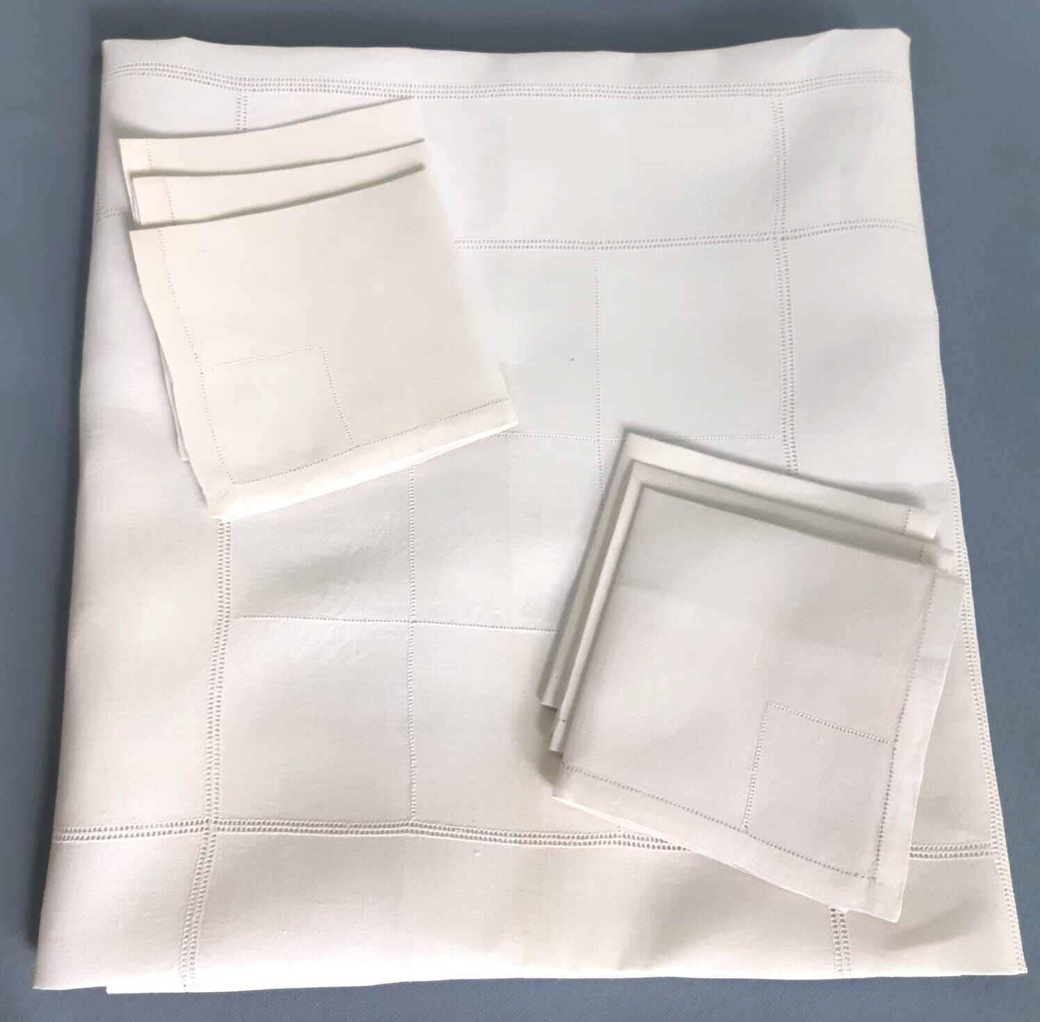 Square tablecloth (112x105cm) in wire canvas with its 6 towels