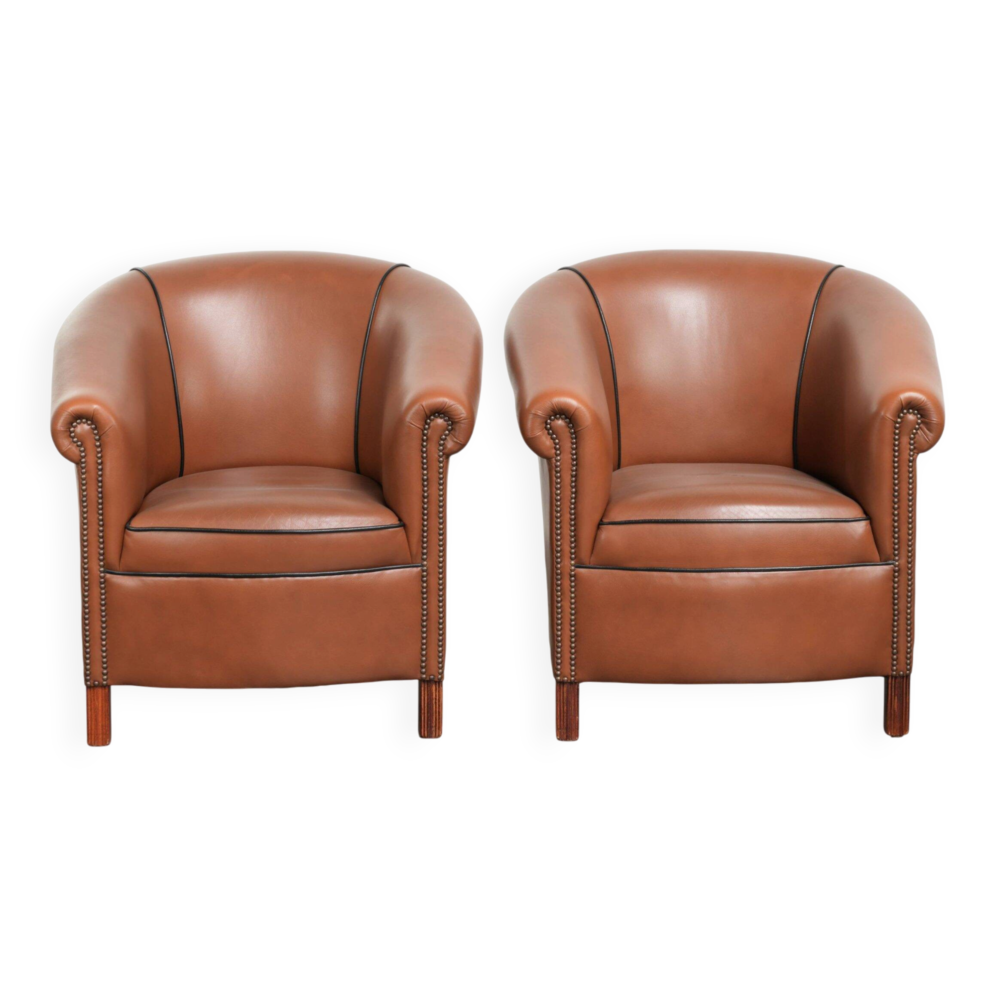Ensemble de 2 fauteuils club en cuir de vache en bon état dans le style anglais.