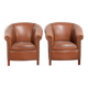 Ensemble de 2 fauteuils club en cuir de vache en bon état dans le style anglais.