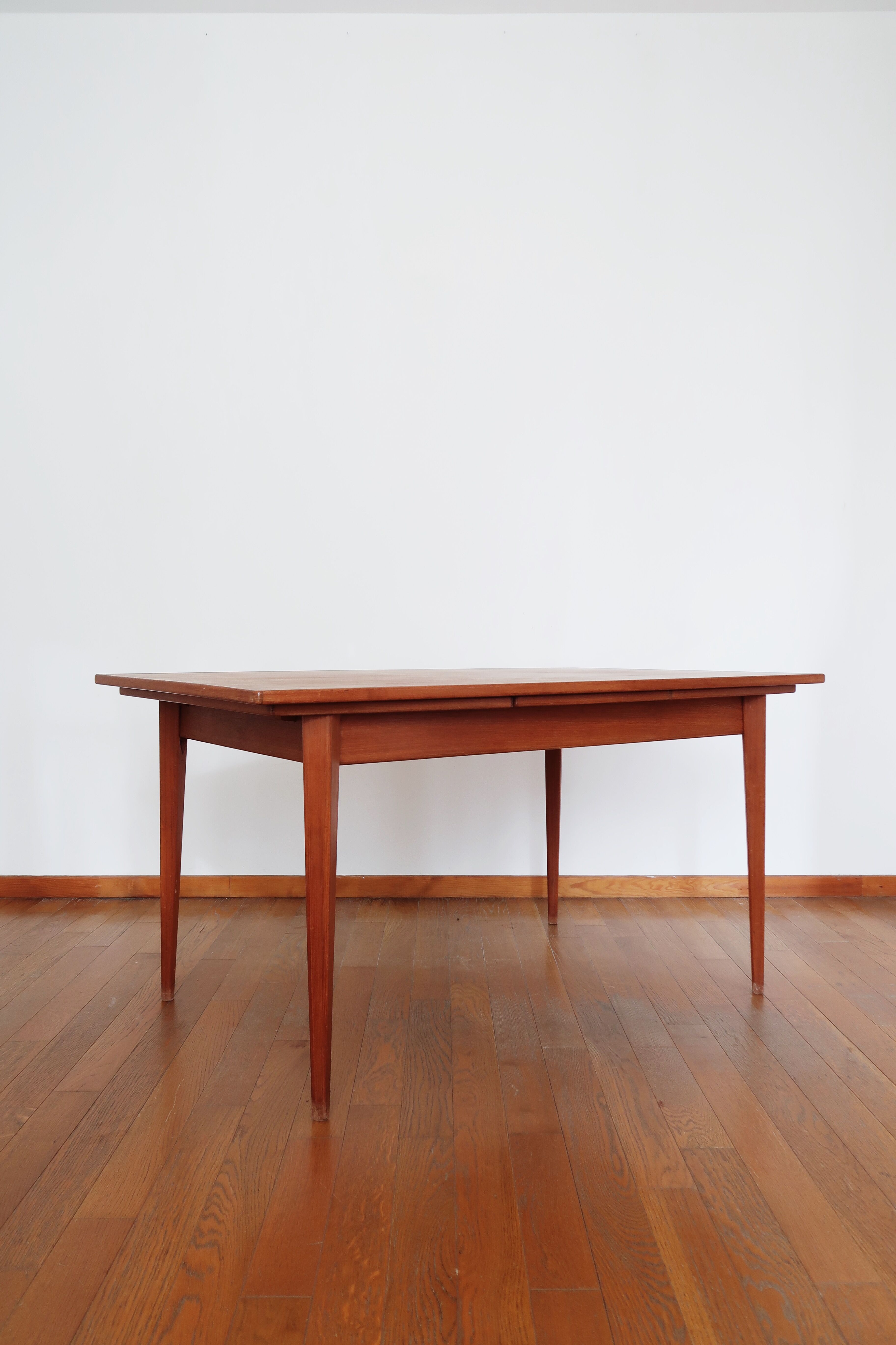 Extendable scandinavian table
