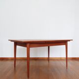 Extendable scandinavian table