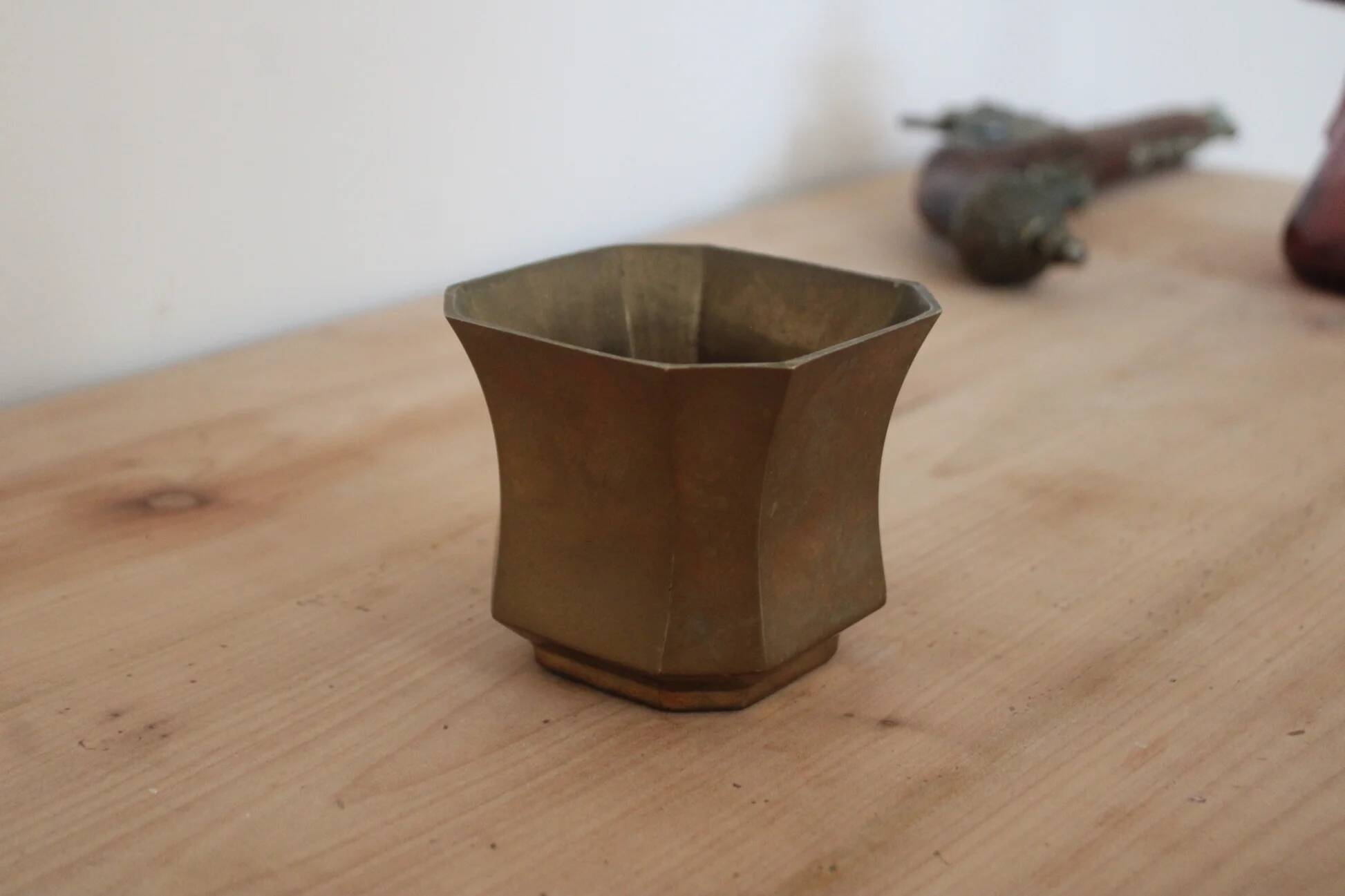 Cache-pot Lancel à 8 pans en métal doré patiné