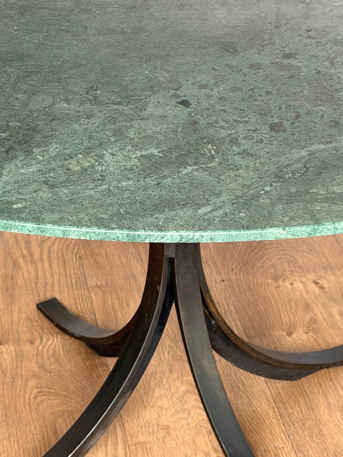 Round dining table – green marble & wrought iron