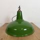 Lampe suspendue en émail vert industriel de Jackson Electrical Co., années 1960.