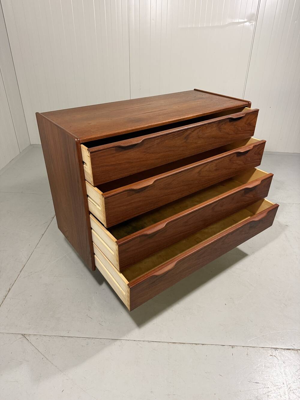 Commode en teck par Henning Jørgensen pour Fredericia Danemark