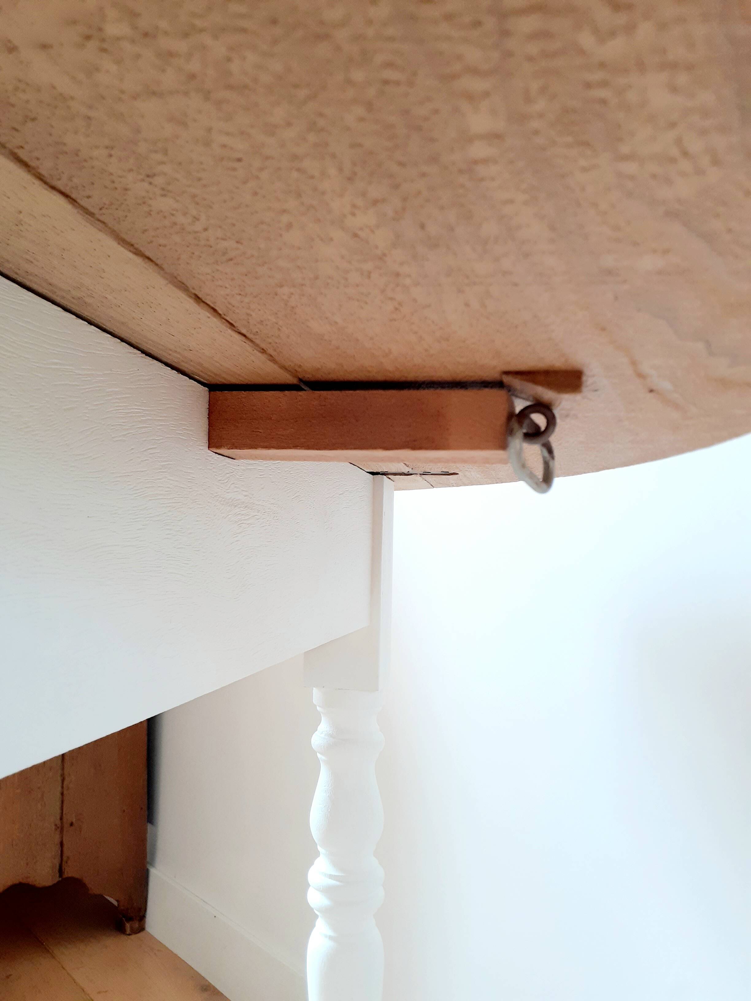 Round table with flaps restyled