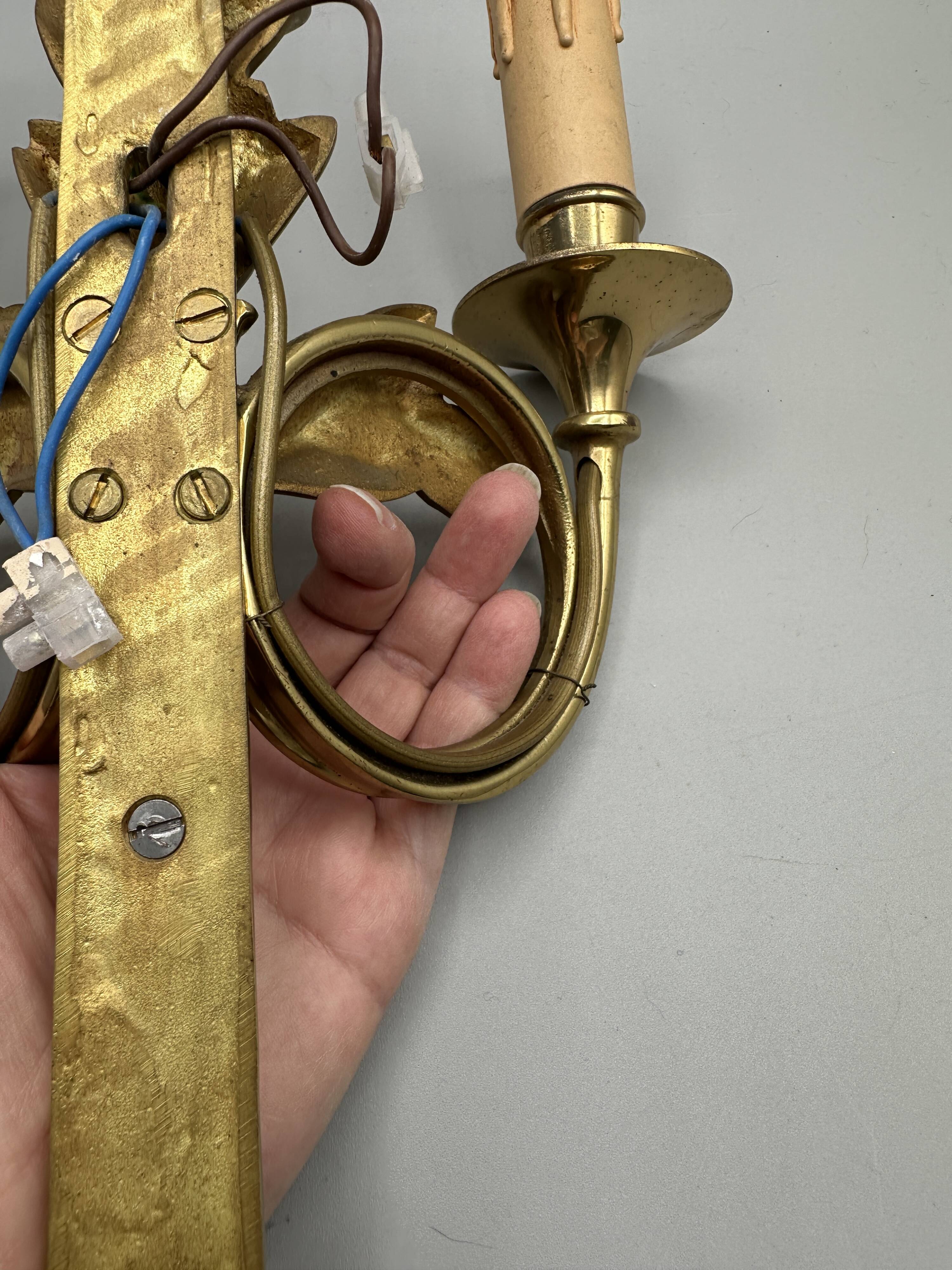 Pair of gilt bronze wall sconces in hunting horn style, Louis XVI.