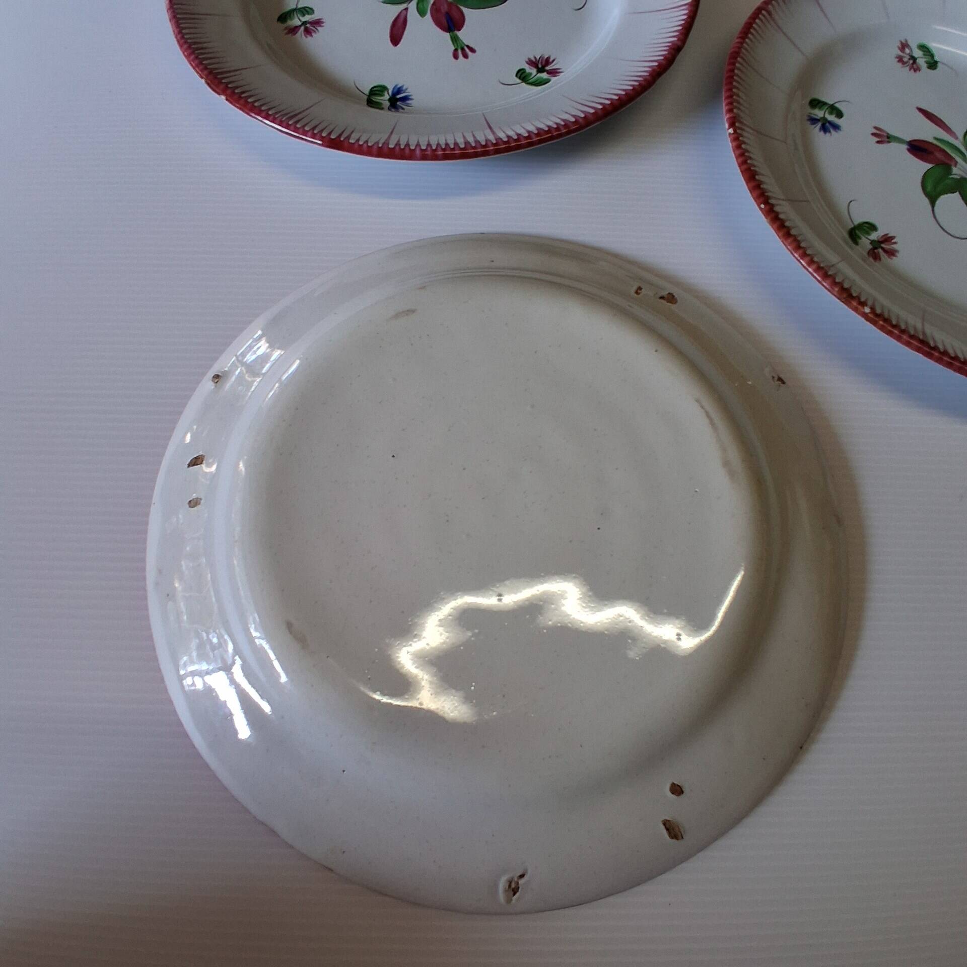 6 antique flat plates in earthenware in good condition.