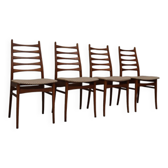 Quatre chaises du milieu du siècle