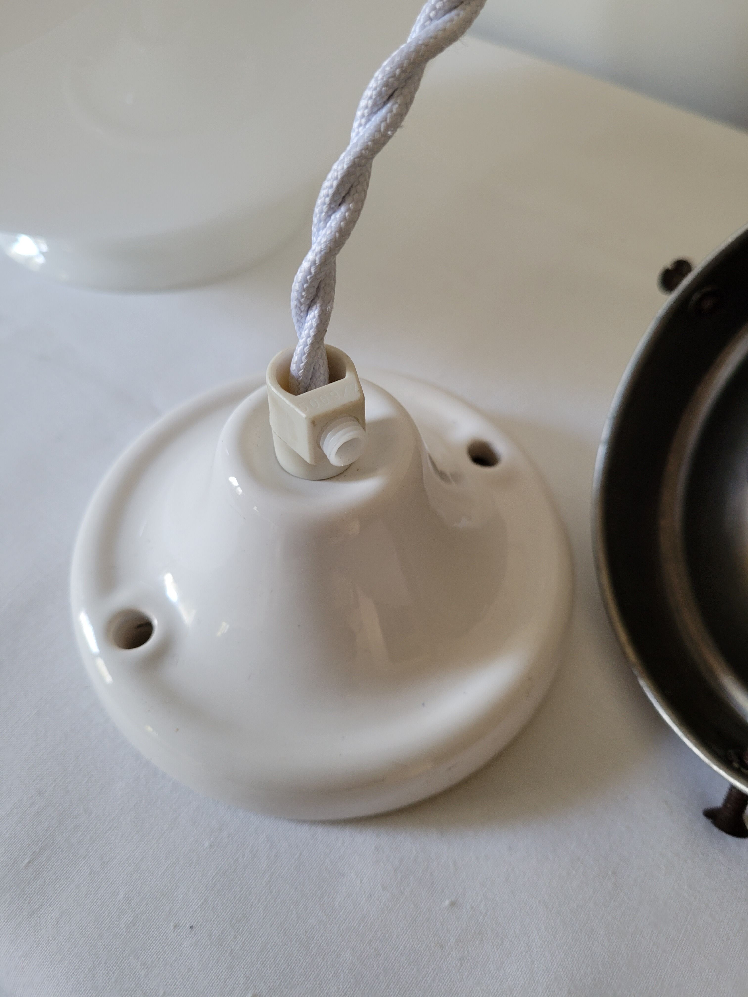 Opaline globe suspension