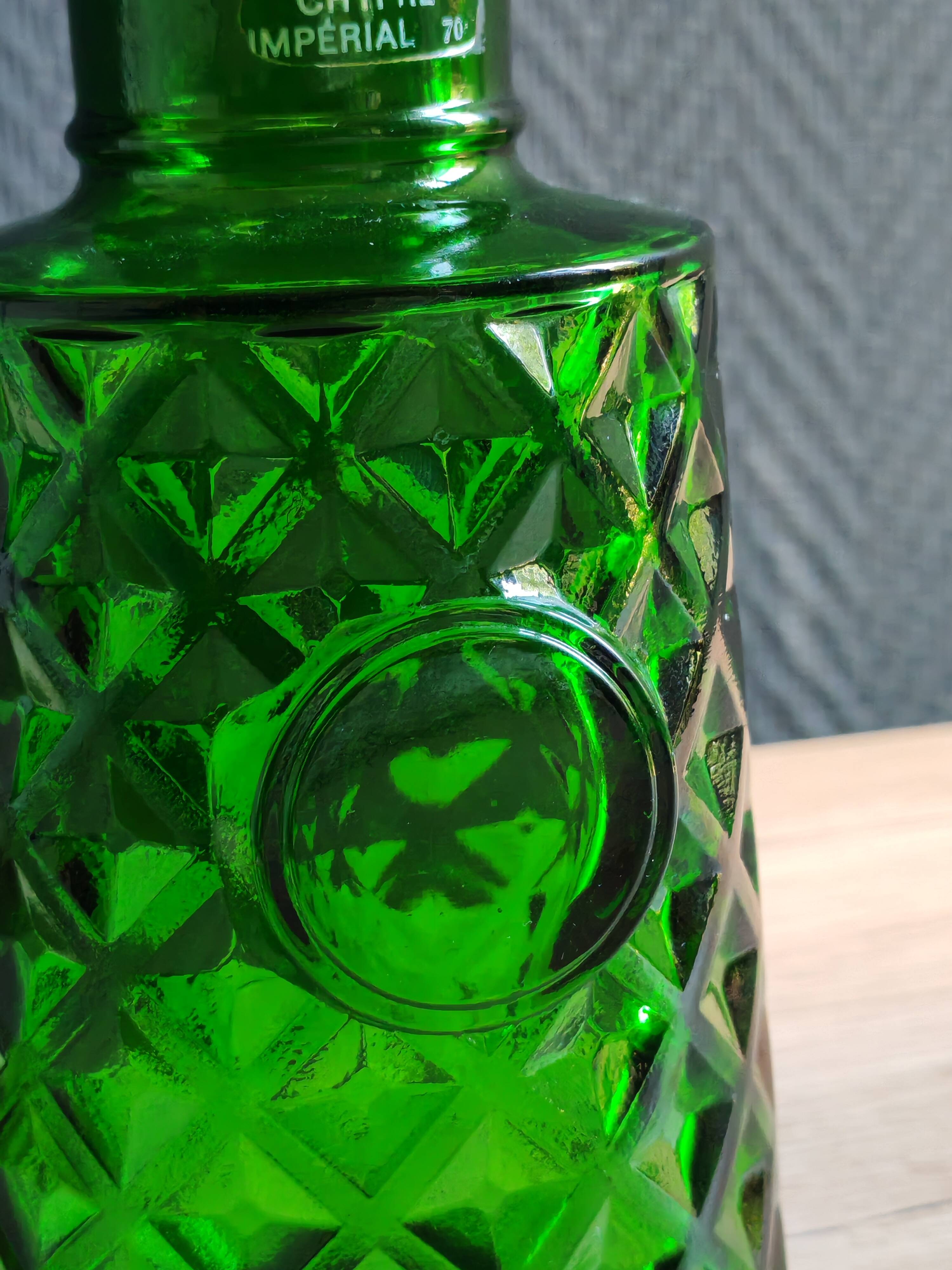 Carafe à whisky vintage en verre vert moulé pointe de diamant