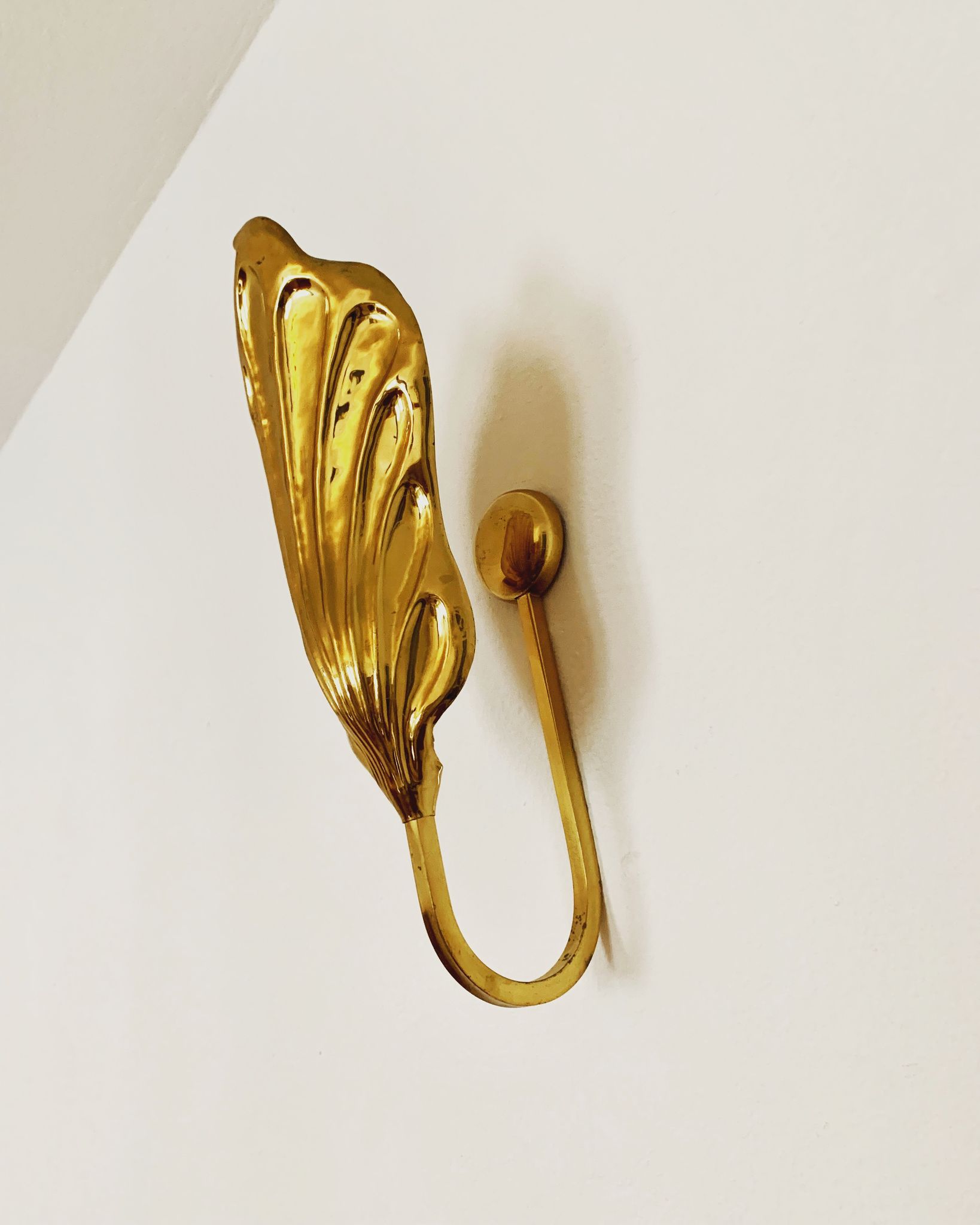 Set of 2 italian Mid Century Modern brass leaf shaped wall lamps by Tommaso Barbi