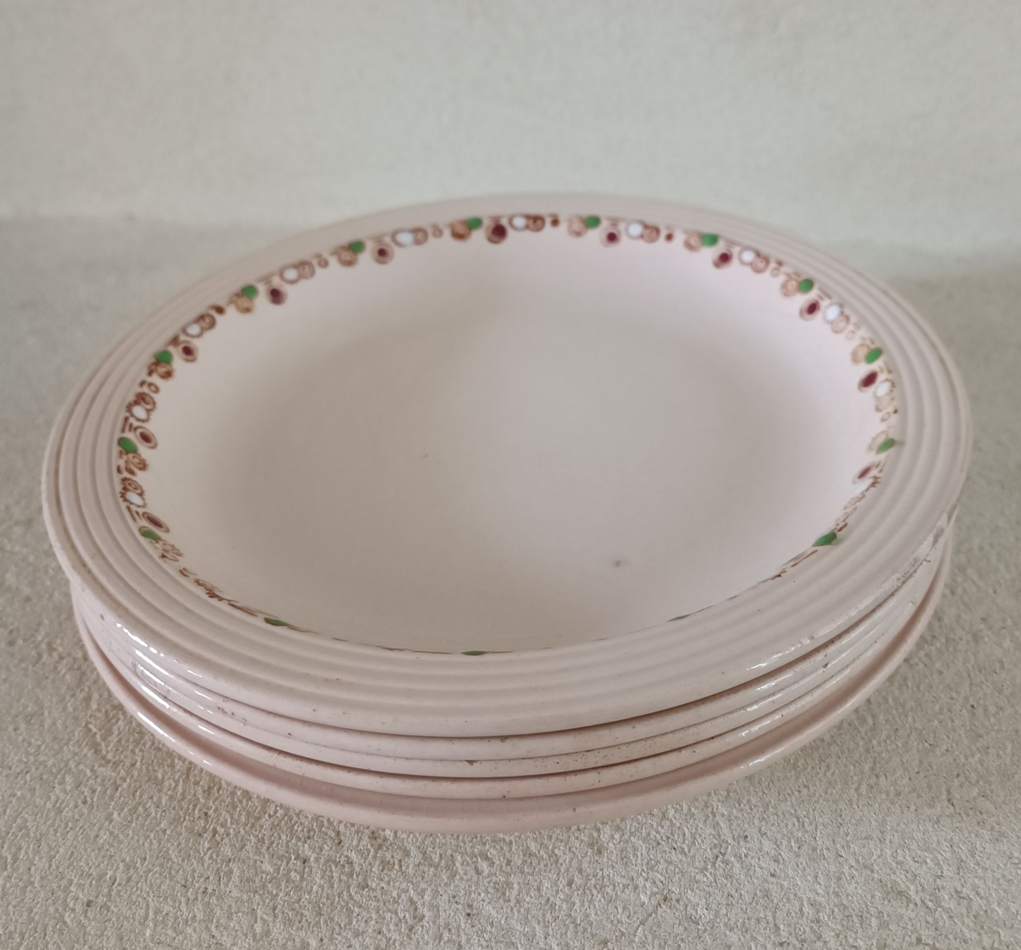5 assiettes terre de fer Longwy