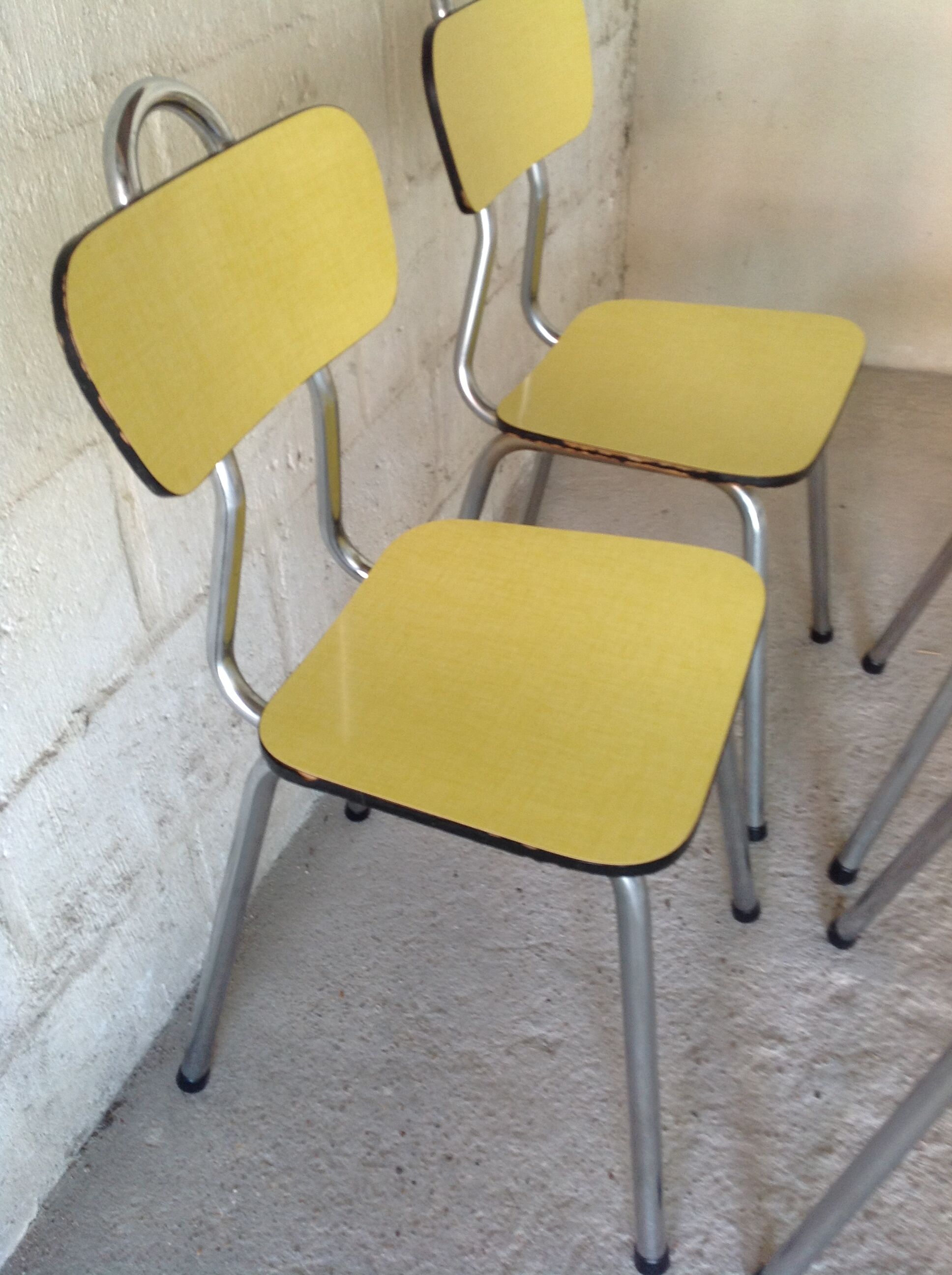 Yellow formica table and its 4 chairs