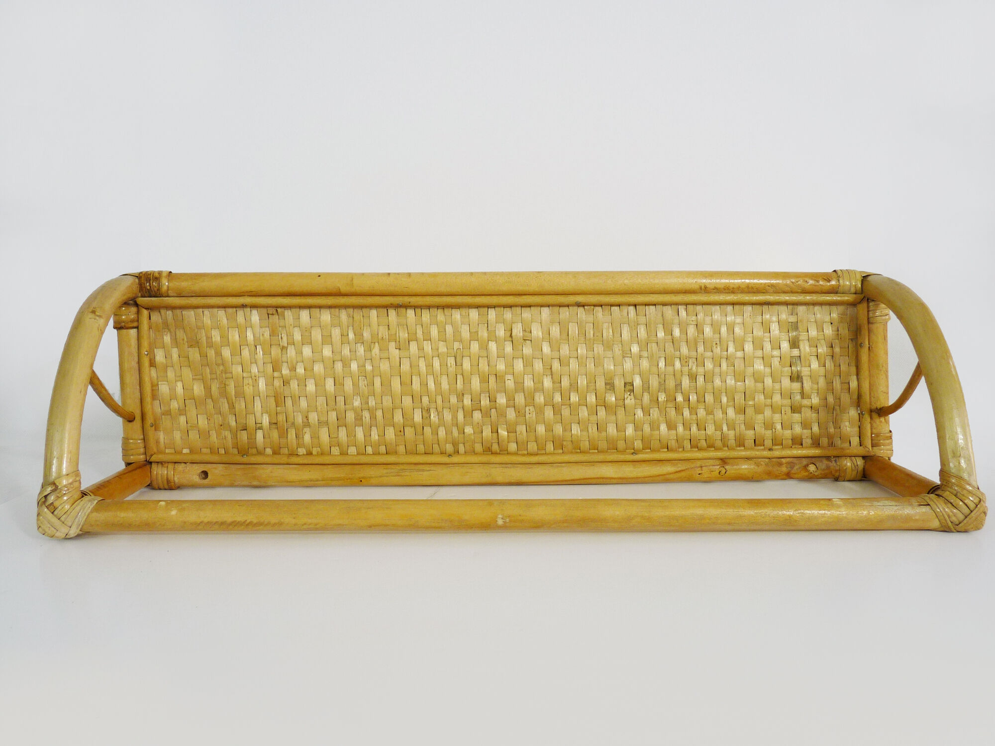 4-patère wall door and shelf. Vintage rattan coat hanger. Year 60