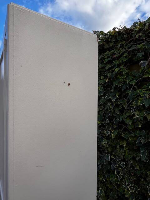 White 2-door bonnet cabinet