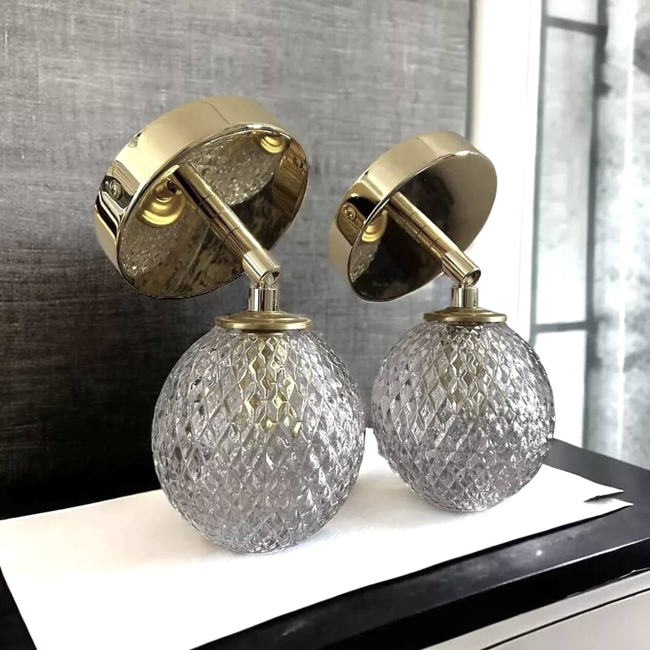 Paire d’appliques murales globes ciselés