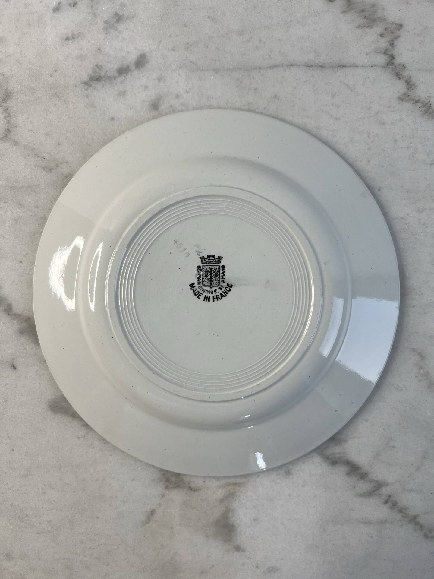 Set of 17 flat plates in Saint Amand earthenware, 22.5cm.