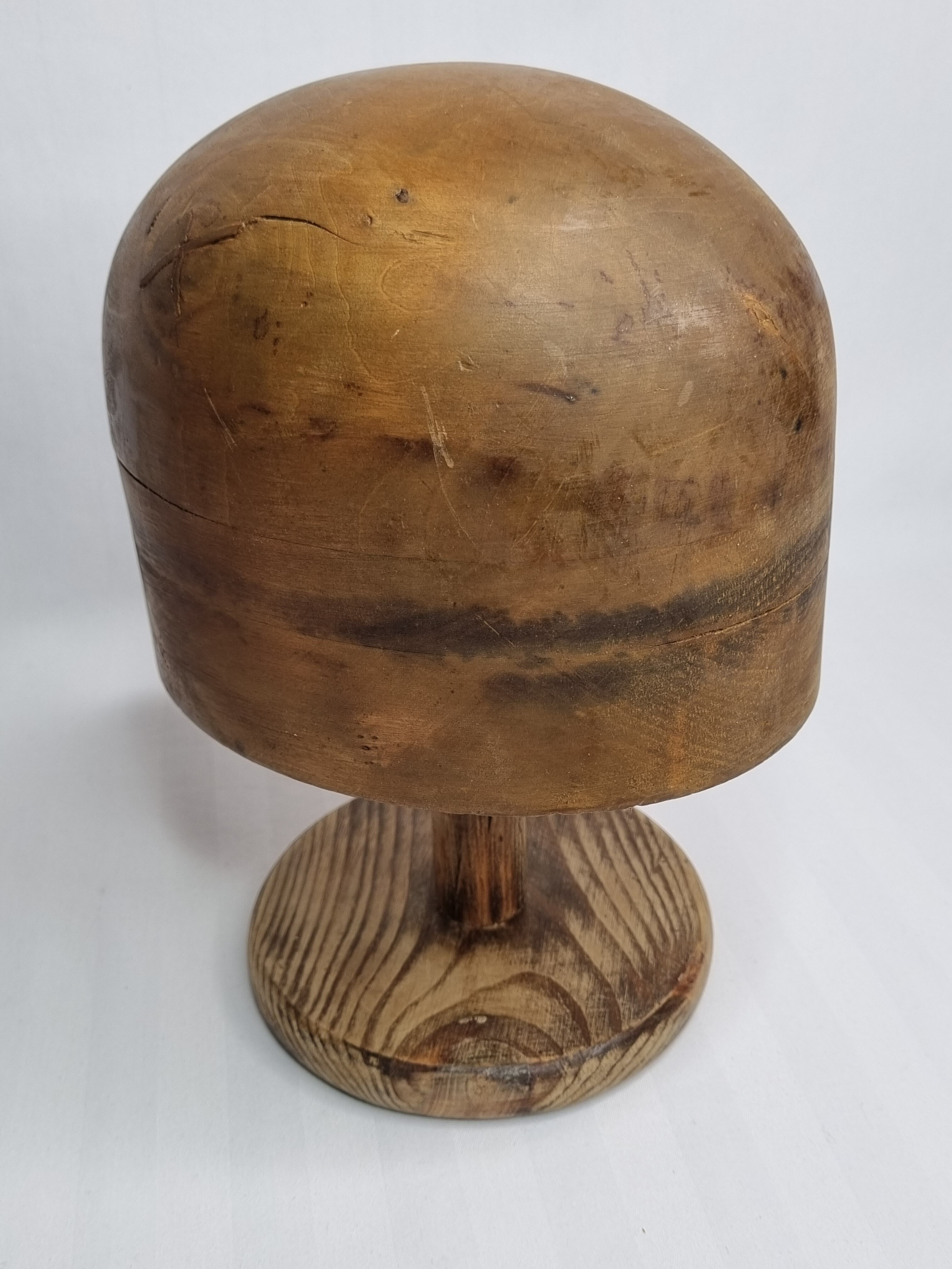 Forme à chapeau en bois ancienne sur pied, 1900