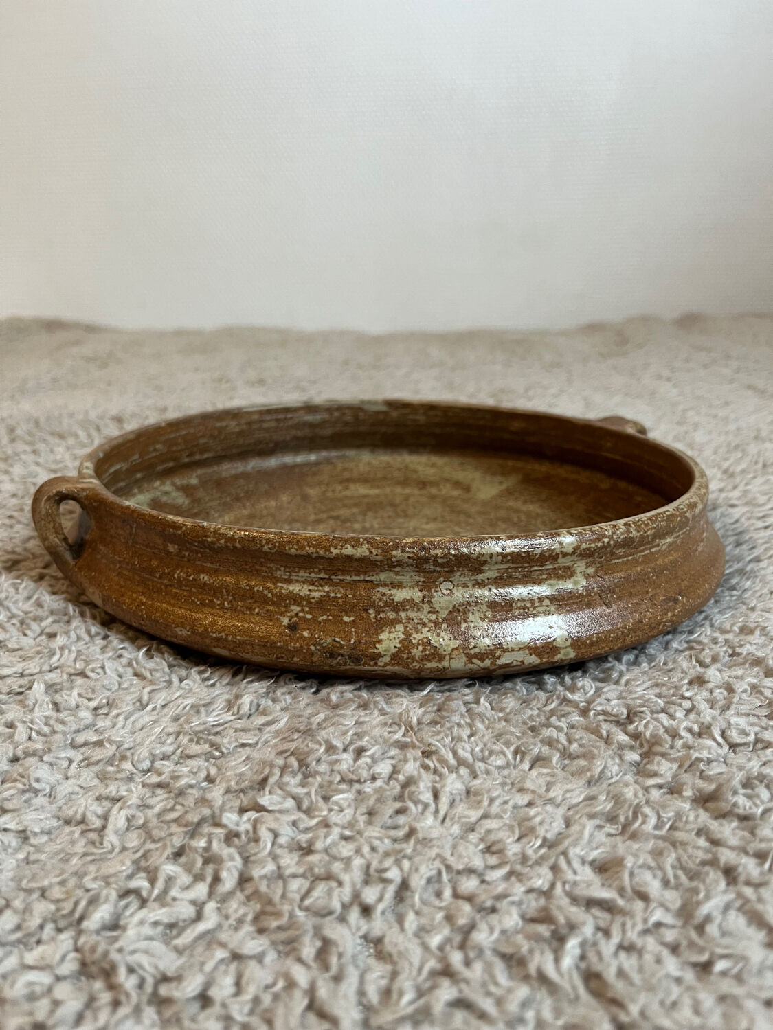 Round stoneware plate with handles