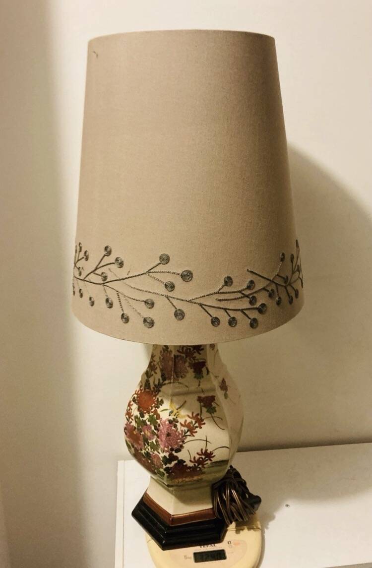 Vintage Asian lamp in ceramic with a wooden base, adjustable lampshade.