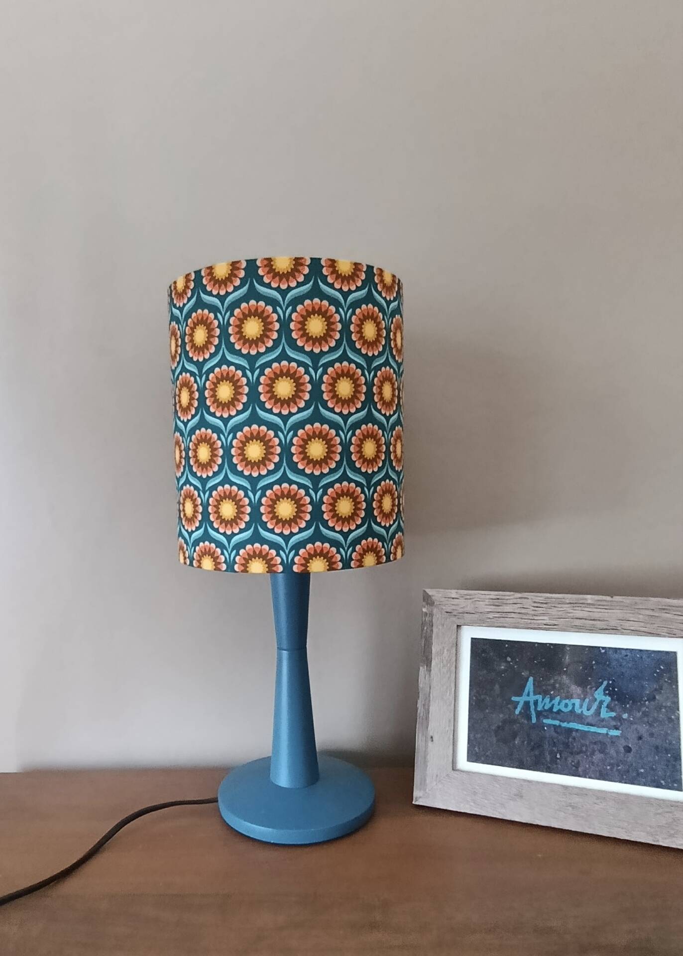 lampe à poser bois bleu, imprimé graphisme fleurs style vintage