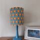 lampe à poser bois bleu, imprimé graphisme fleurs style vintage