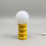 Lampe vintage jaune en céramique émaillée avec globe opalin – années 70