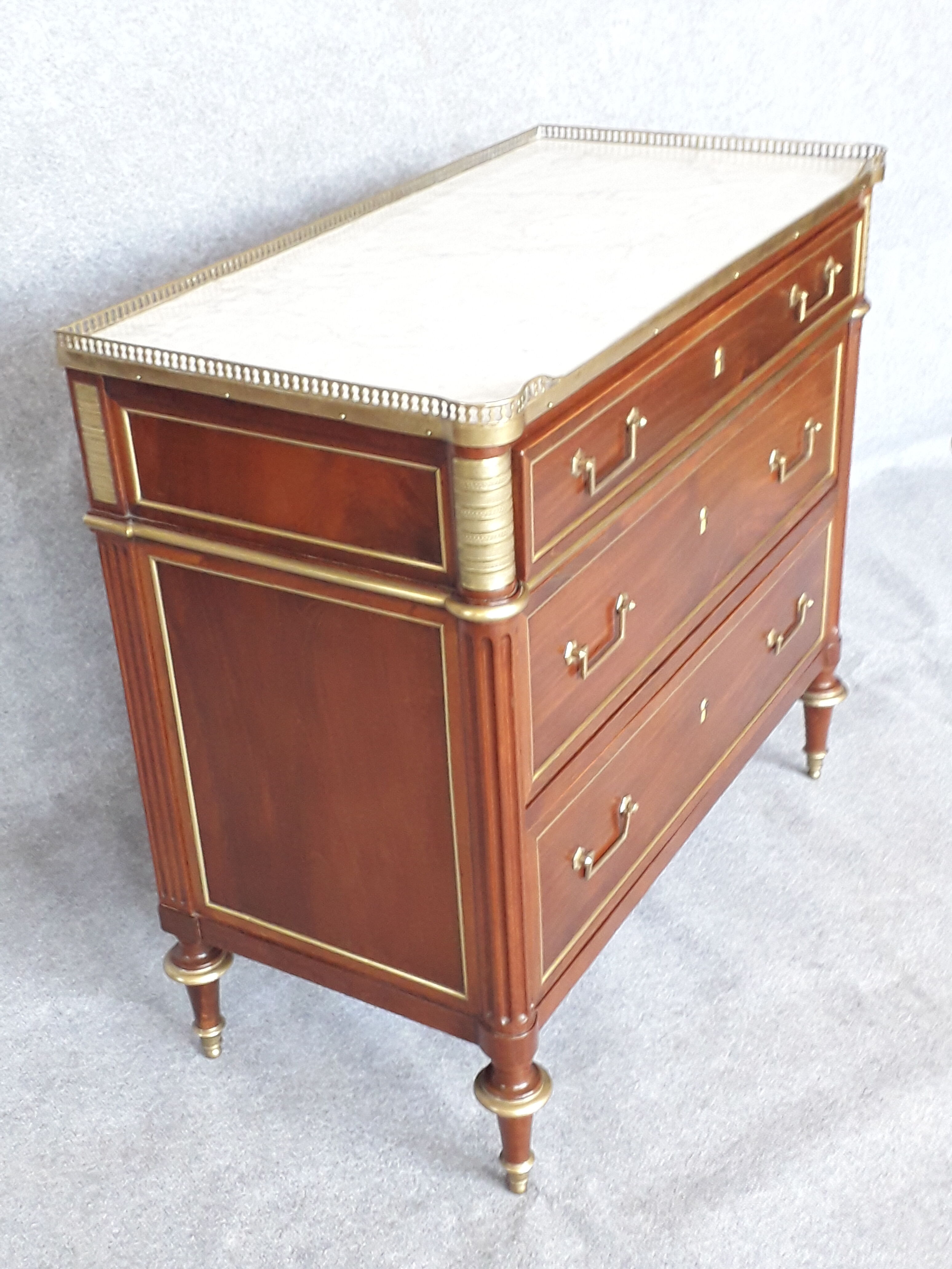 Commode d'époque Louis XVI en acajou