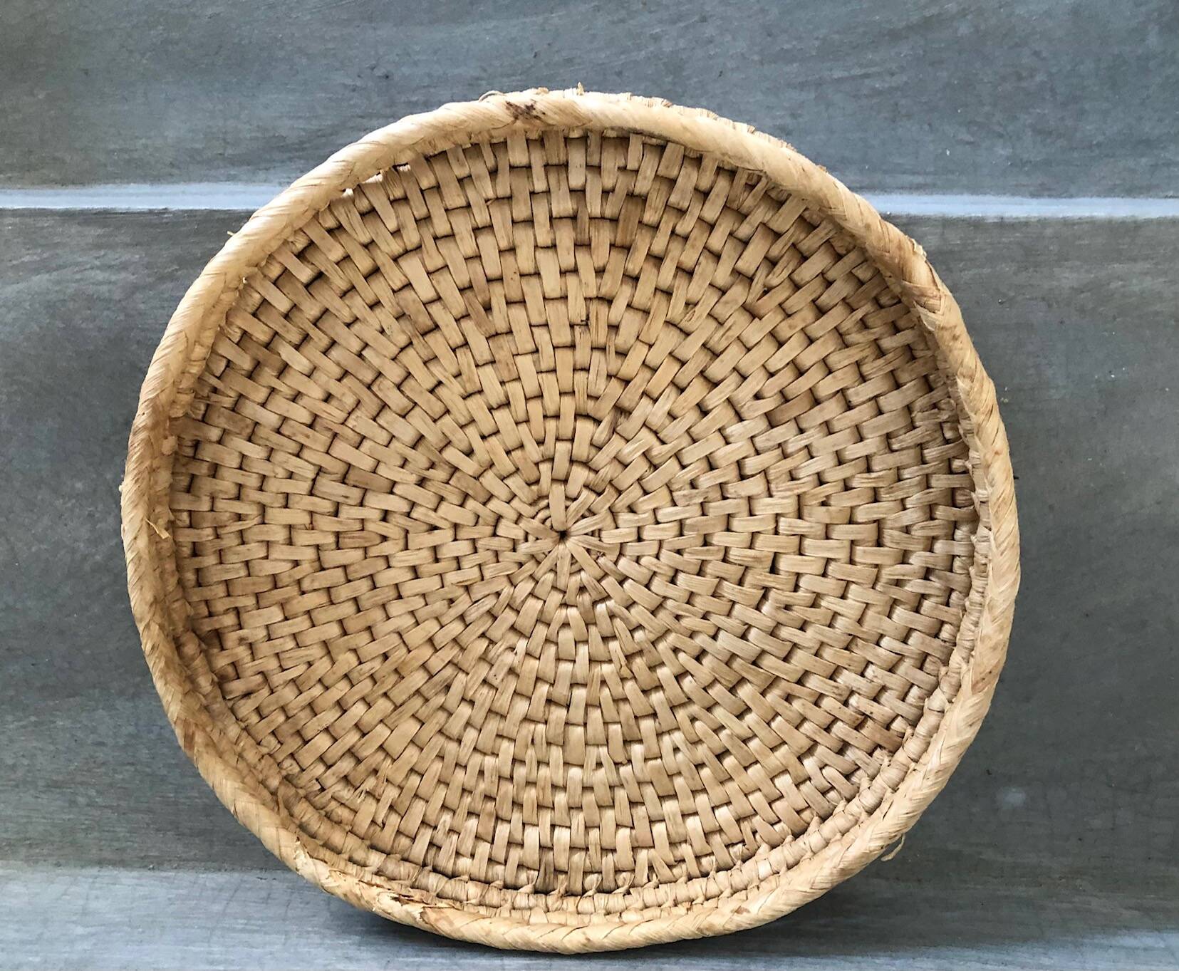 Plateau, wicker basket