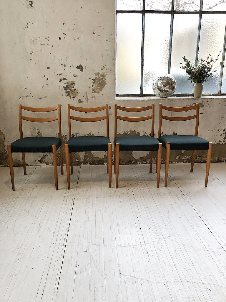Set 4 green Scandinavian chairs