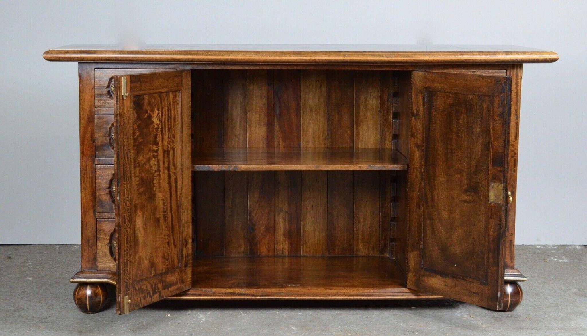 Buffet rustique en noyer ancien avec parquetterie incrustée, qualité vintage