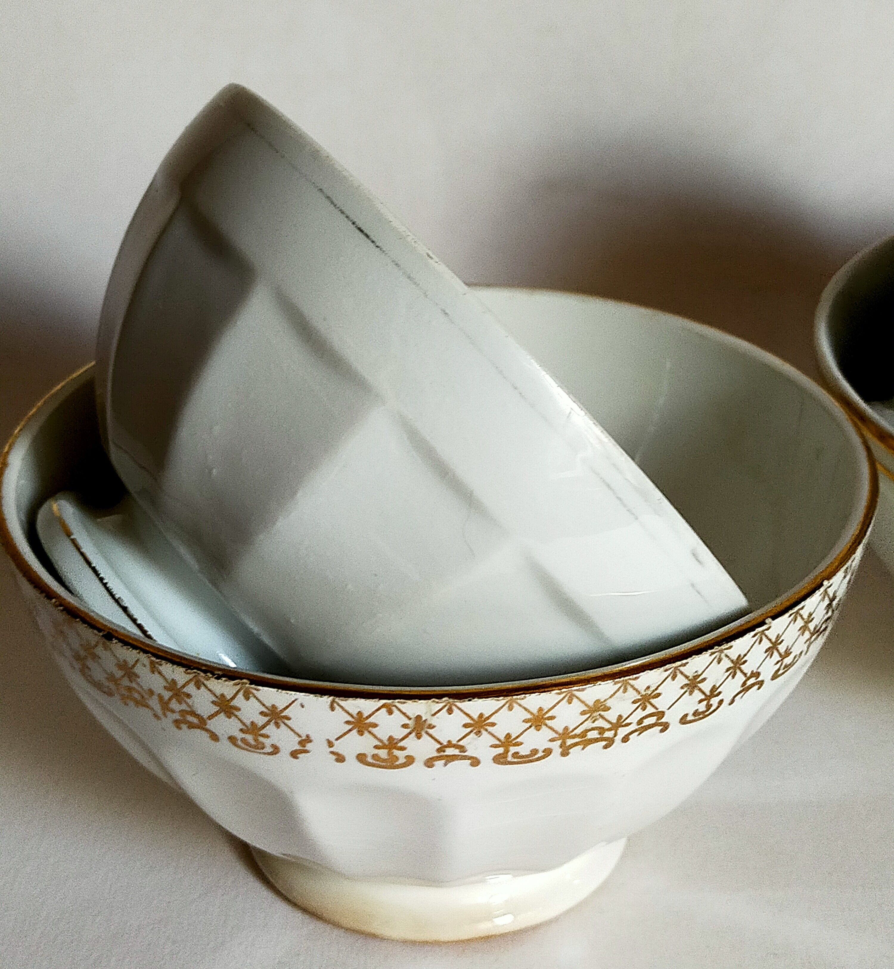 Five matching antique porcelain and earthenware bowls