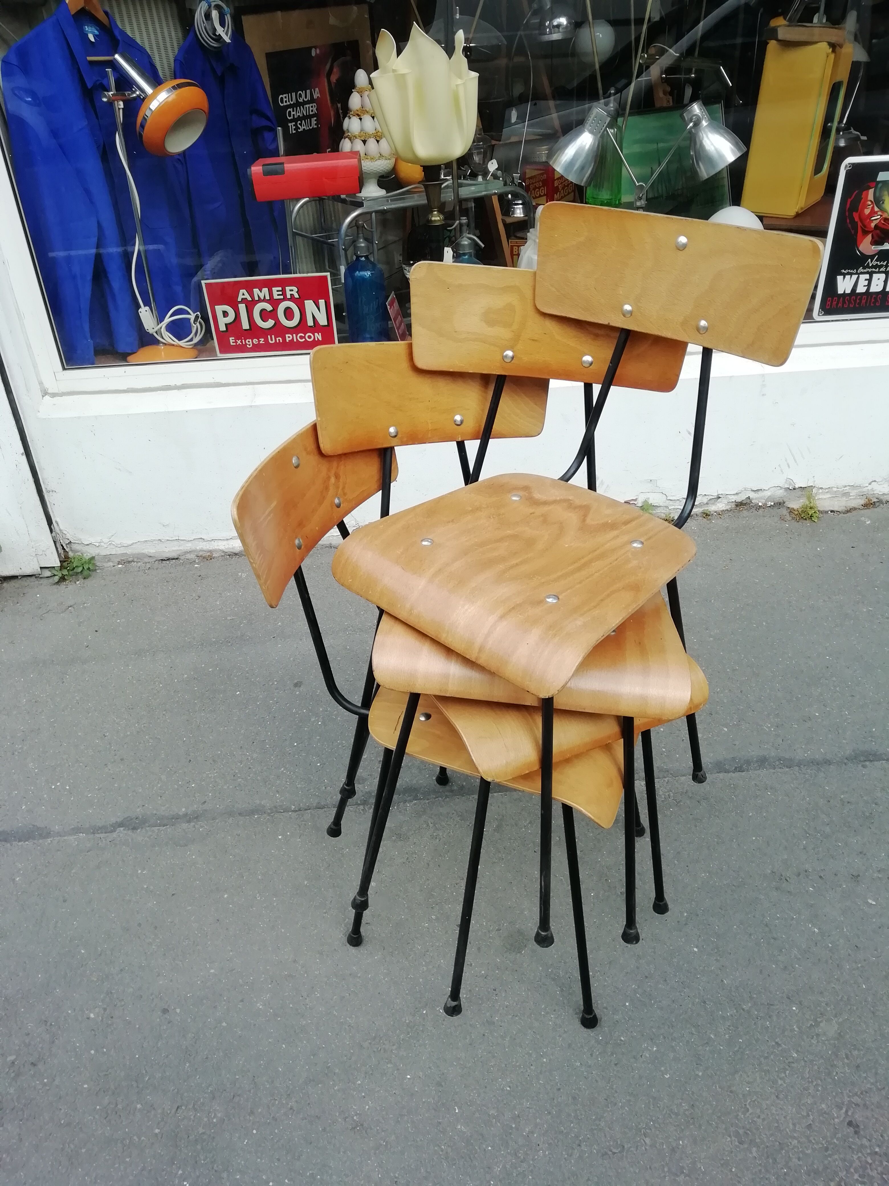 Lot de 4 chaises pieds compas de type scolaire