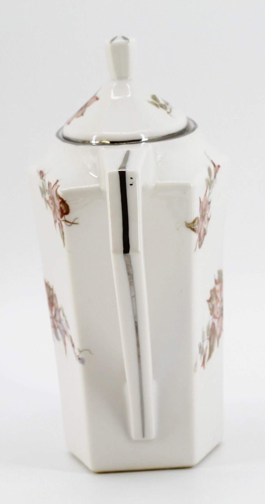 Lot teapot and sugar flowers in ancient ceramic