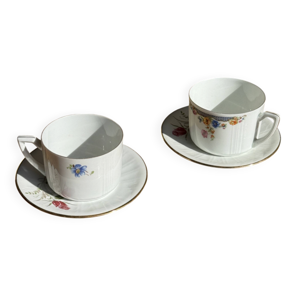 Paire de tasses blanches en porcelaine ADP France à motif floral et leurs s