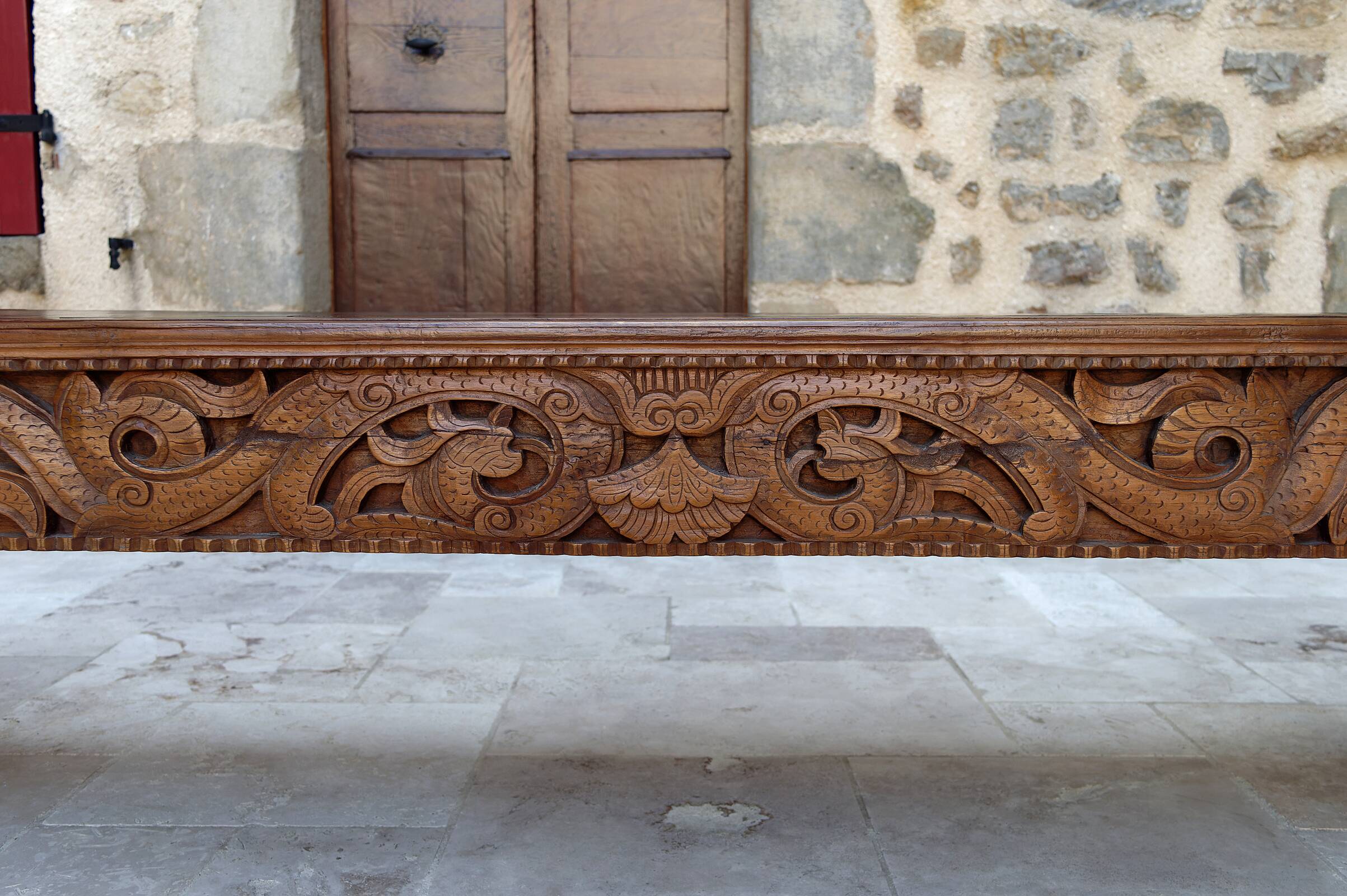 Important Indonesian bench in carved wood, Early 20th century