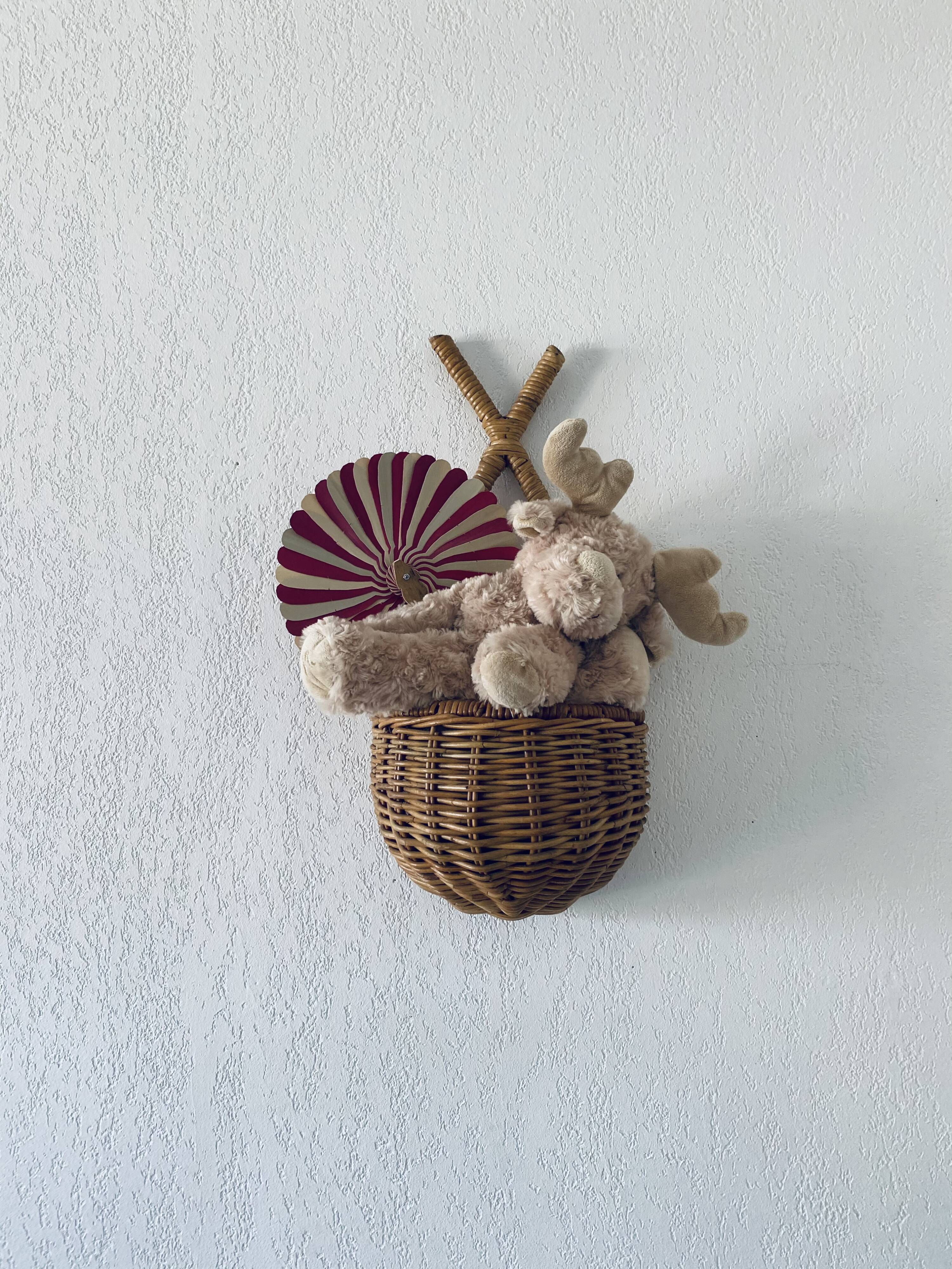 Vintage wall basket in rattan