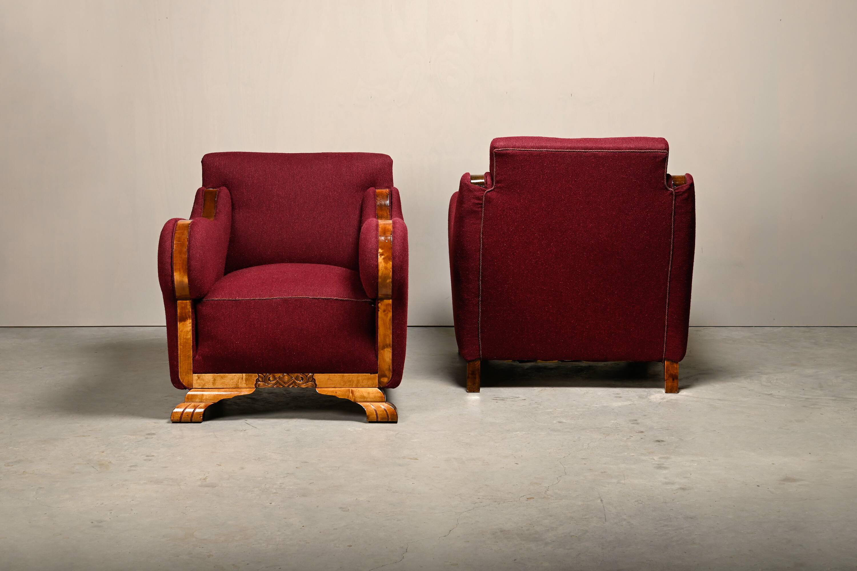 Paire de fauteuils Art déco d'ébéniste danois, revêtus de tissu de laine bordeaux