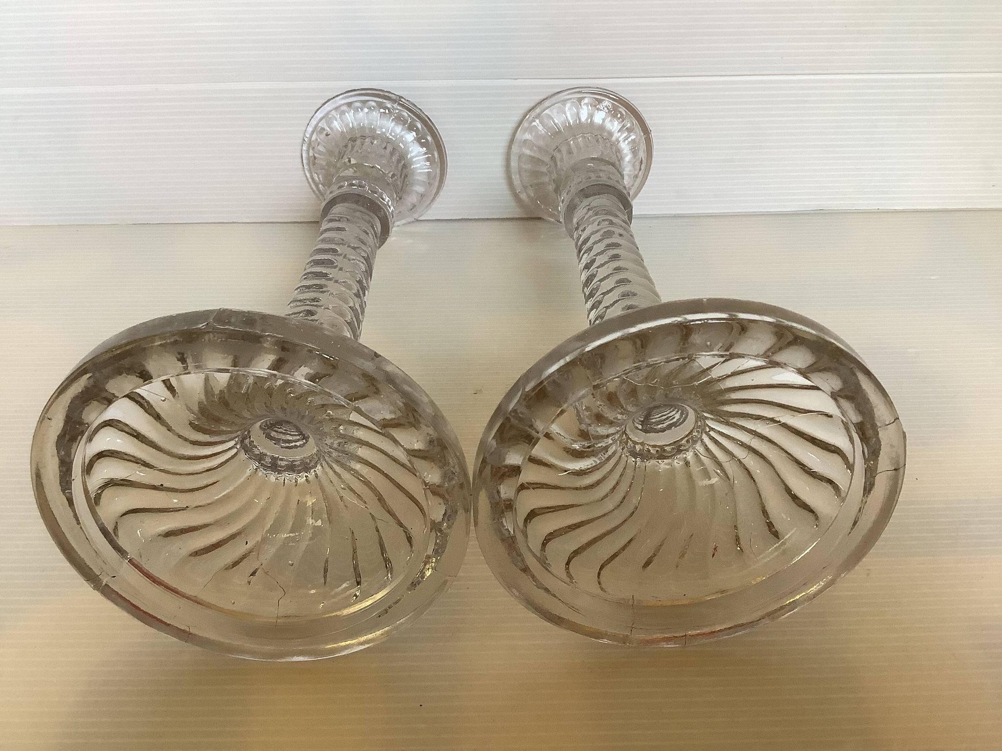 Paire d’anciens bougeoirs verre moulé
