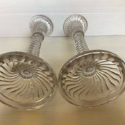Paire d’anciens bougeoirs verre moulé