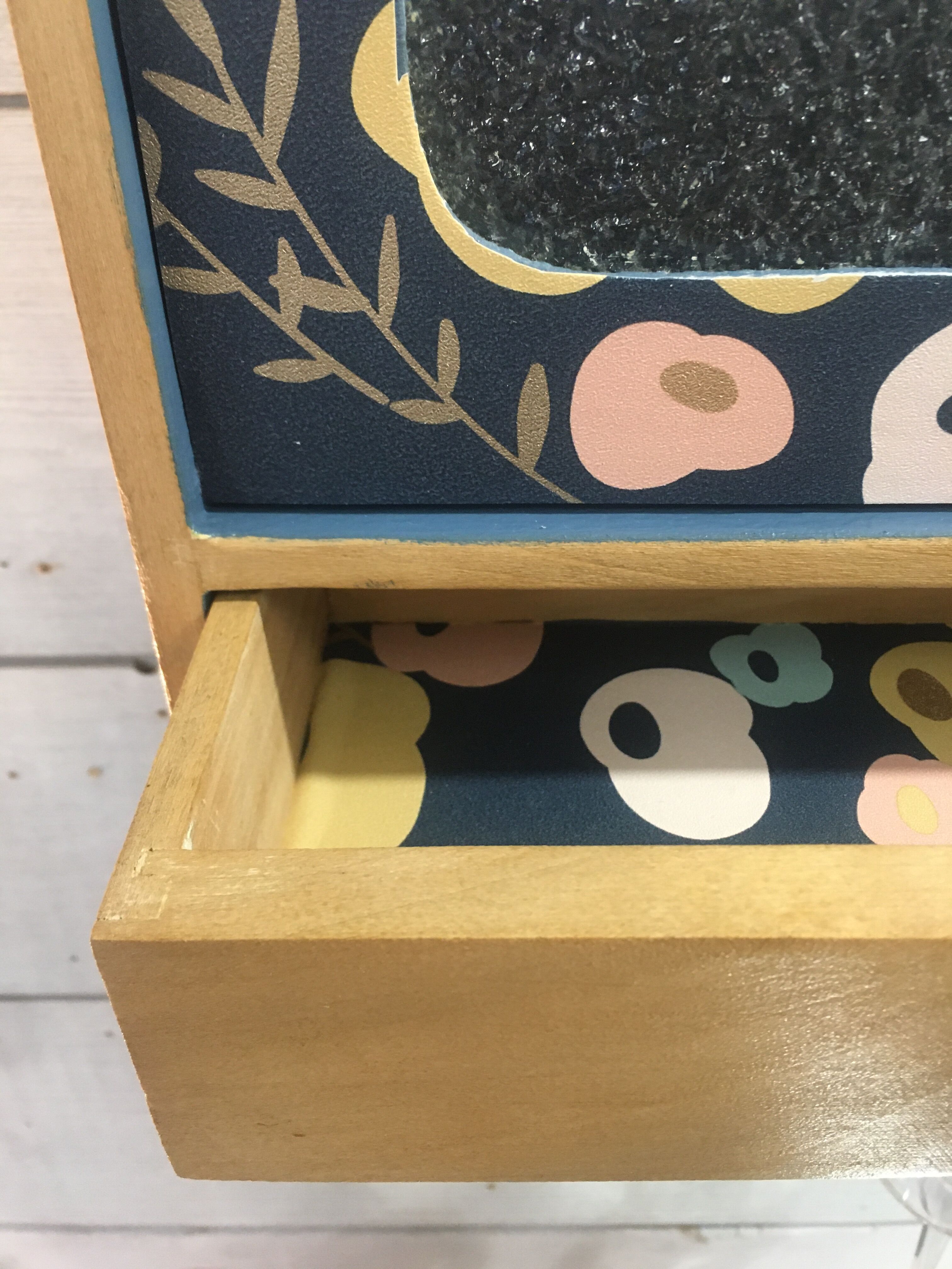 Wall-mounted toilet cabinet