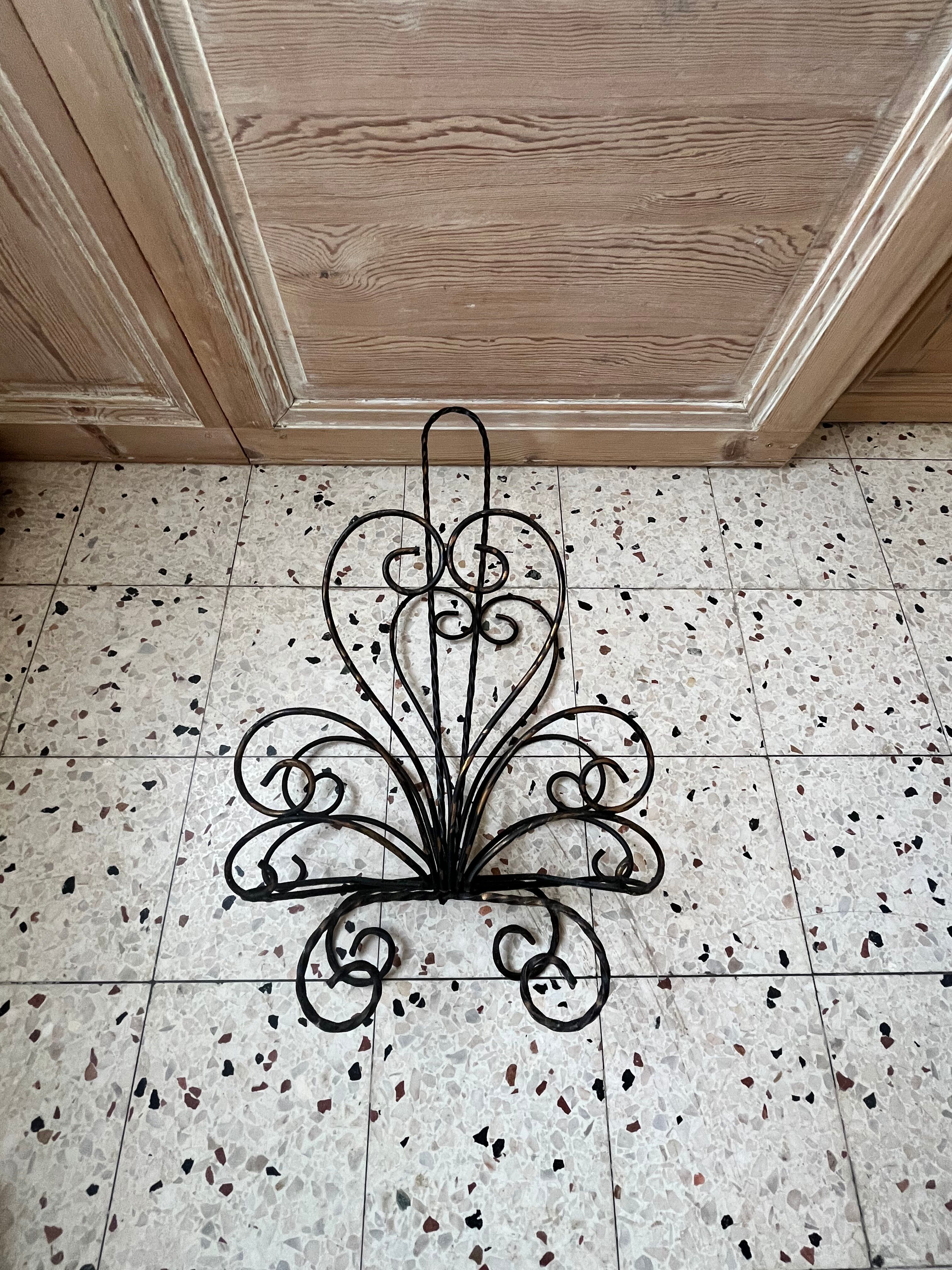 Porte revue en fer forgé