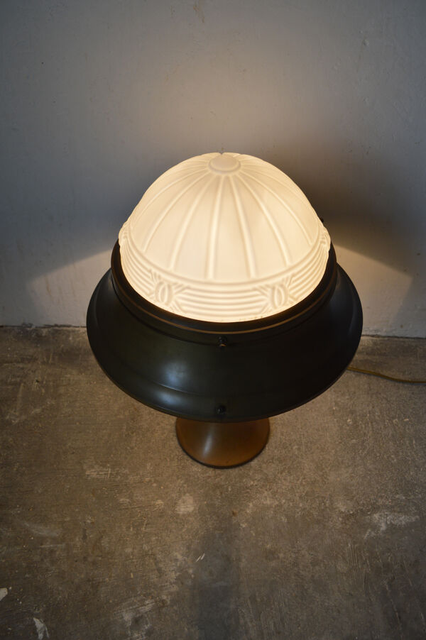 Lampe Art Déco en laiton patiné et verre moulé, vers 1930