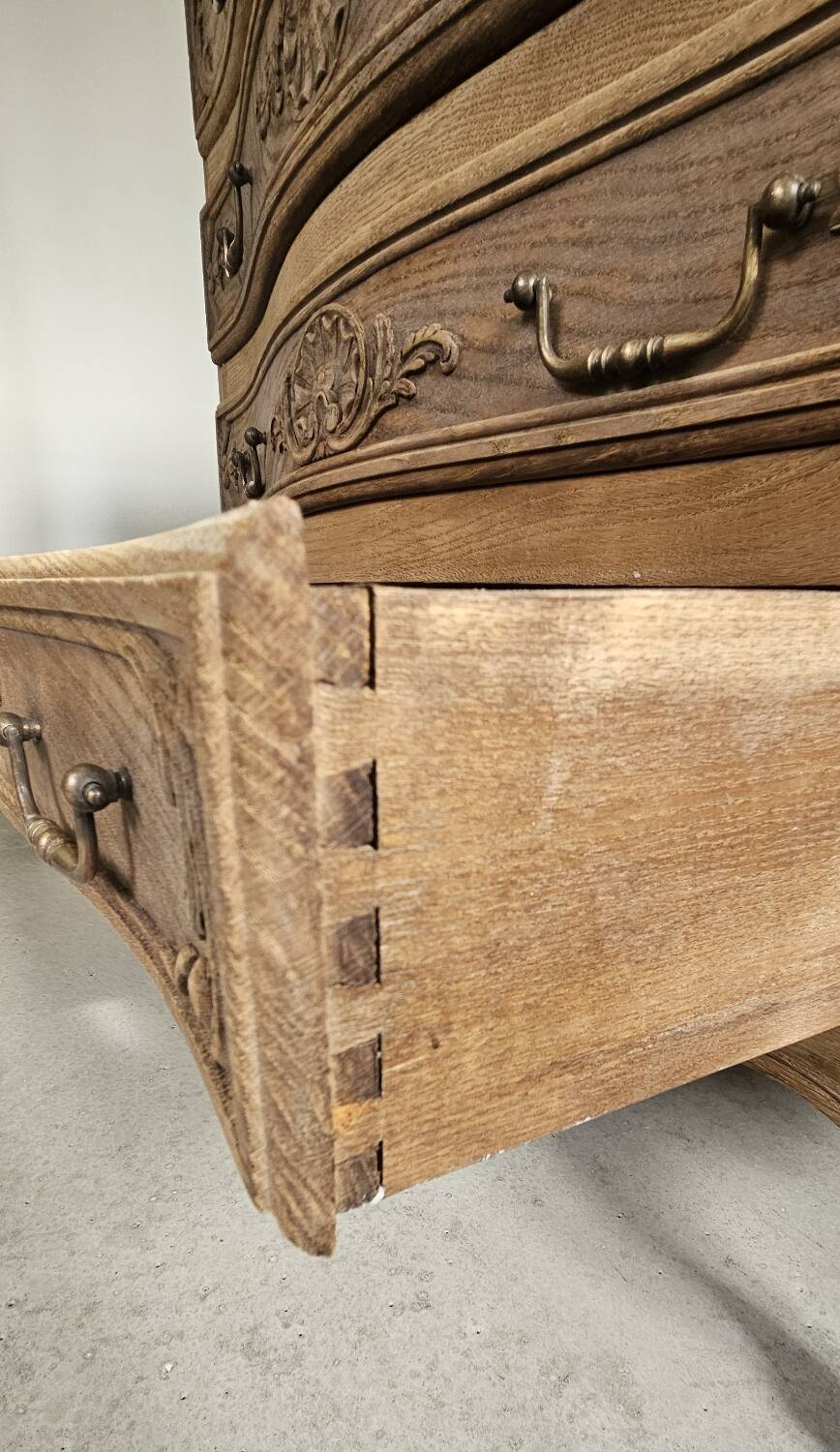 Louis XV style curved chest of drawers with 4 drawers in raw solid oak