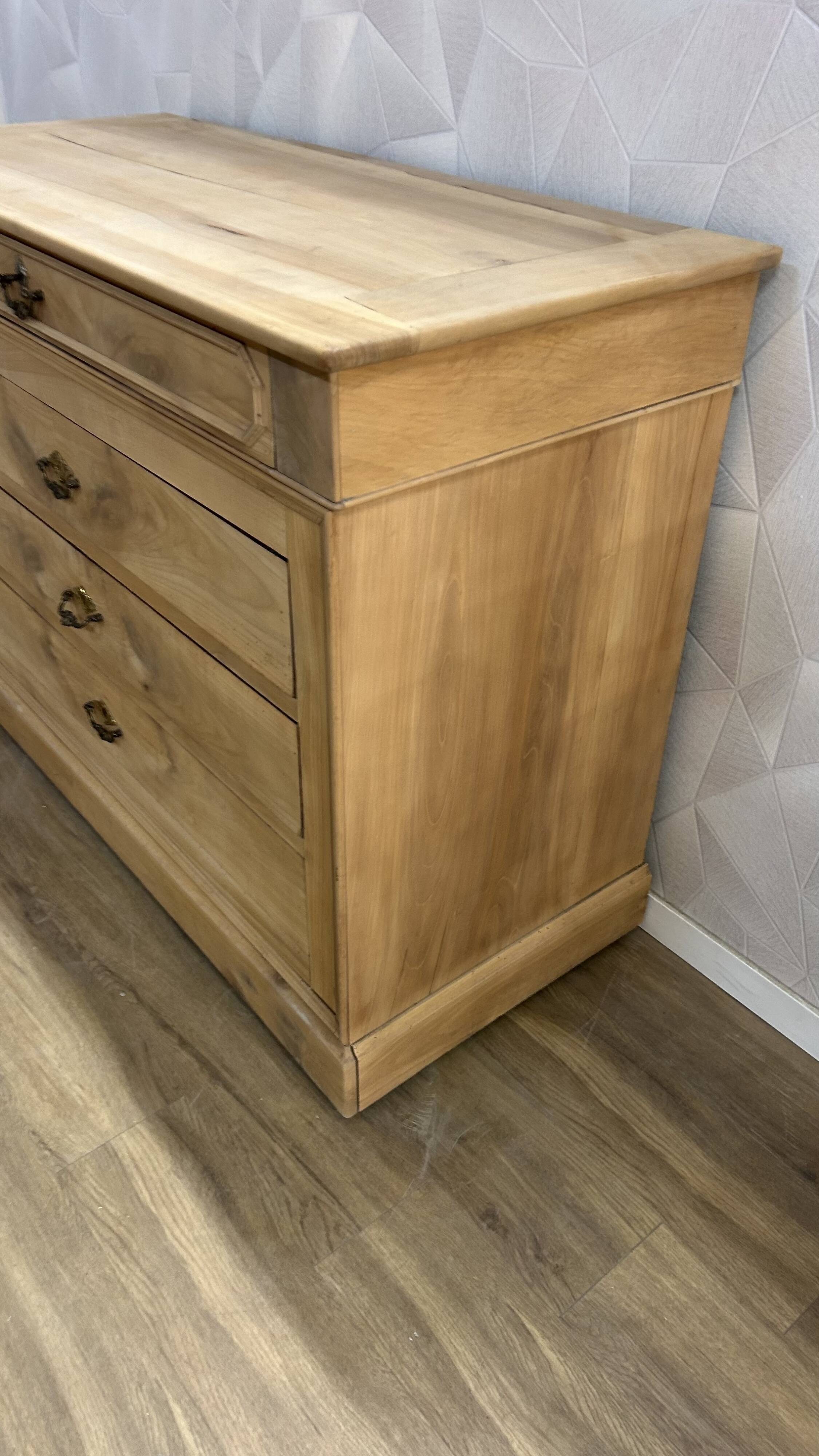Louis Philipe airbrushed chest of drawers with 4 drawers