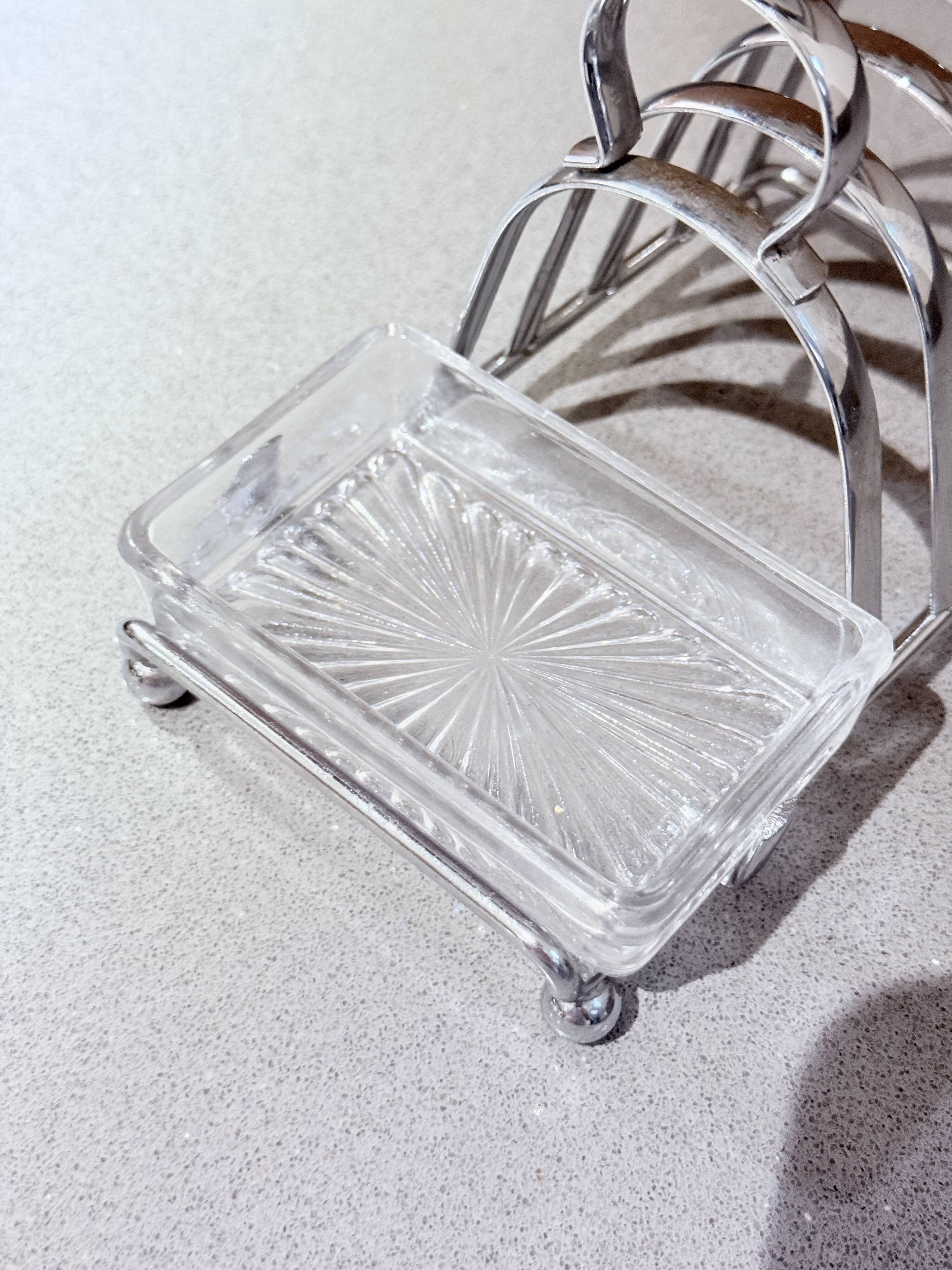 Porte-toast en argent massif Art Déco avec plateau assorti, beurrier en cristal et couteau.