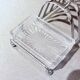 Porte-toast en argent massif Art Déco avec plateau assorti, beurrier en cristal et couteau.