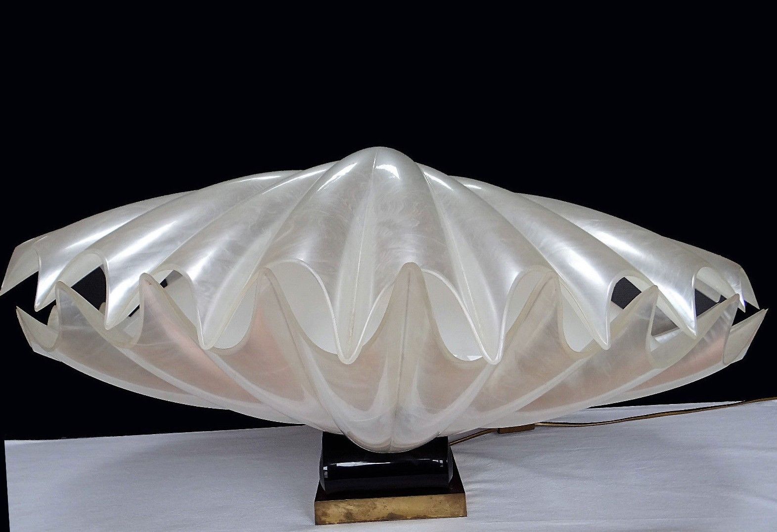Liane Rougier lamp shell Benetier design 1970 in methacrylate